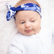 Load image into Gallery viewer, MiliMIli playa blue tie dye baby bow in bamboo jersey, shown on six week old baby